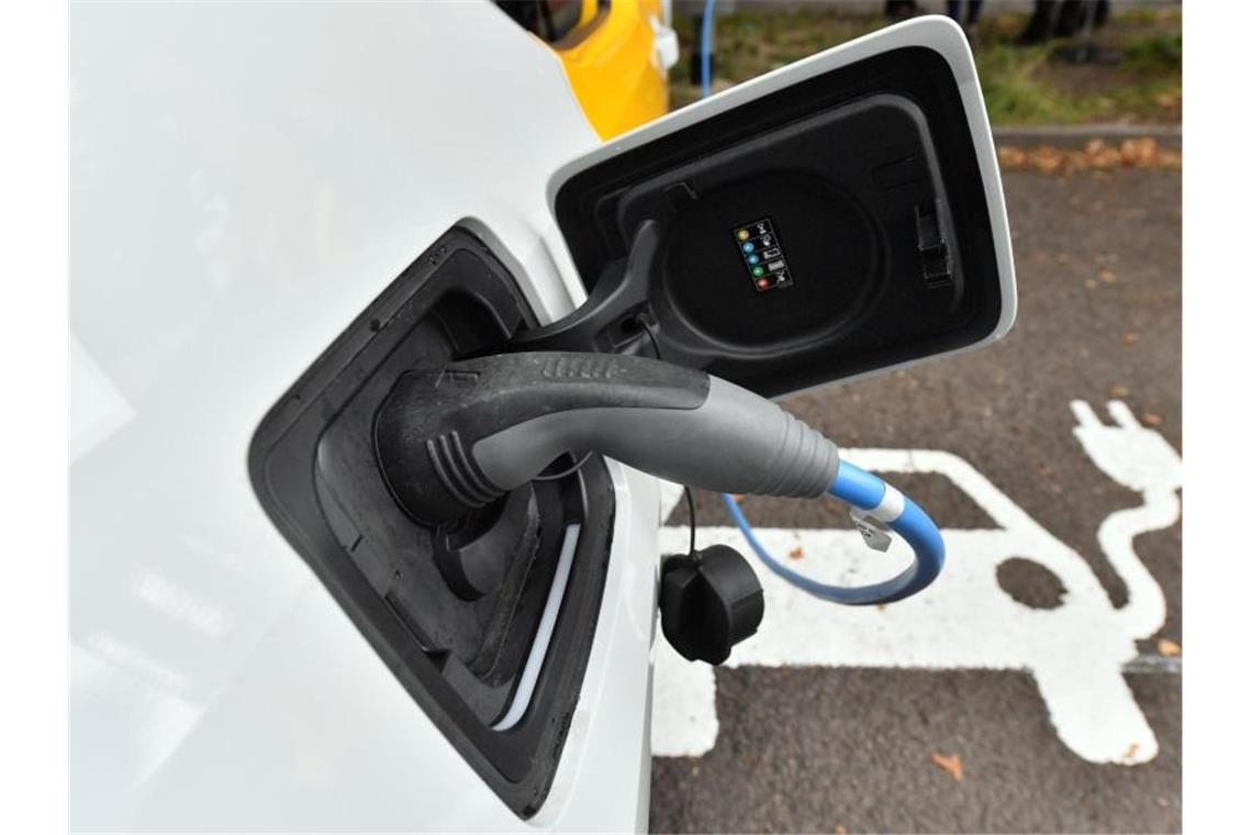 Ein Elektroauto lädt an einer Ladestation. Foto: Hendrik Schmidt/Archivbild