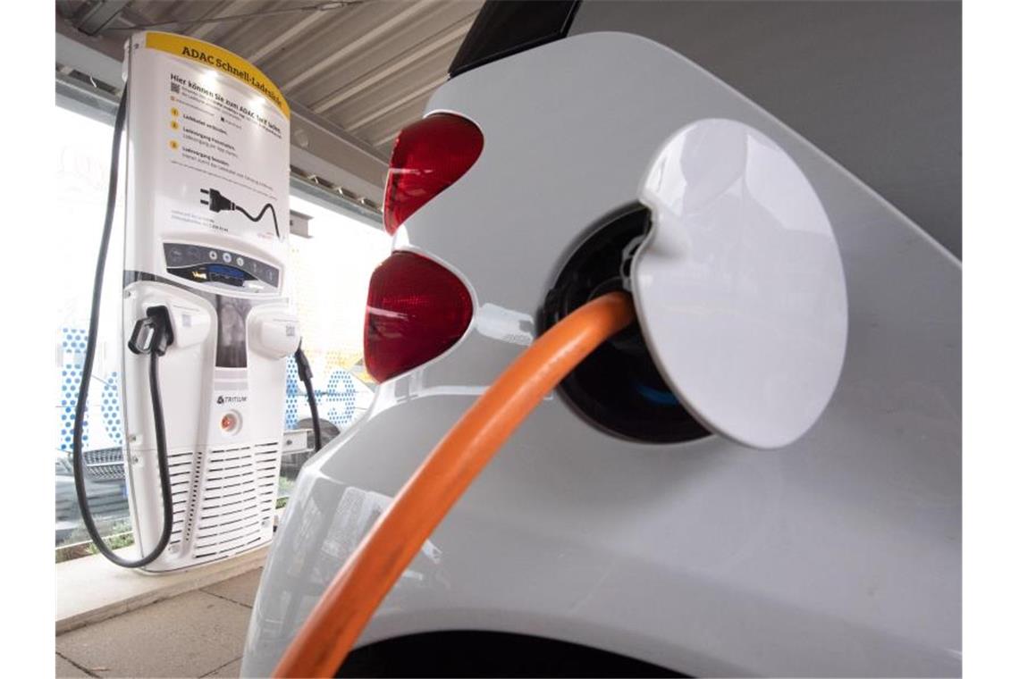 Durchbruch für einen klimaschonenderen Verkehr? Ein Elektroauto lädt an einer Ladestation. Für Elektroautos sollen bis 2025 extra Kaufanreize geschaffen werden. Foto: Julian Stratenschulte/dpa