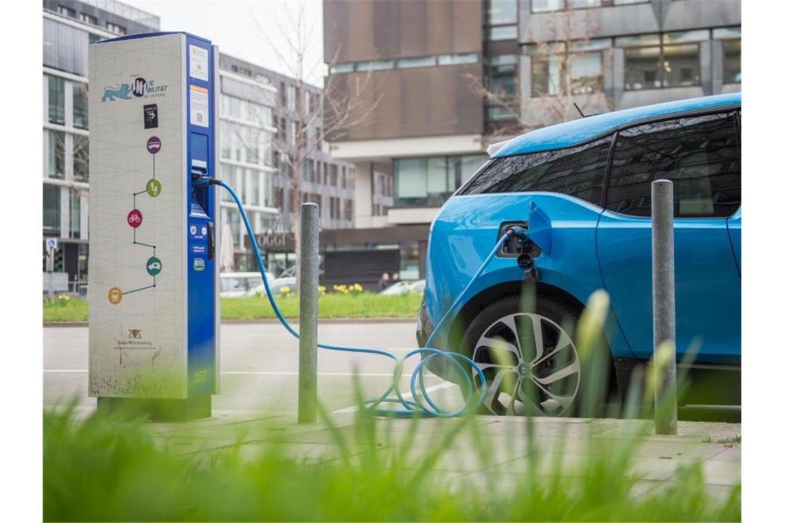 Ein Elektroauto lädt in Stuttgart an einer Stromtankstelle. Foto: Lino Mirgeler/dpa
