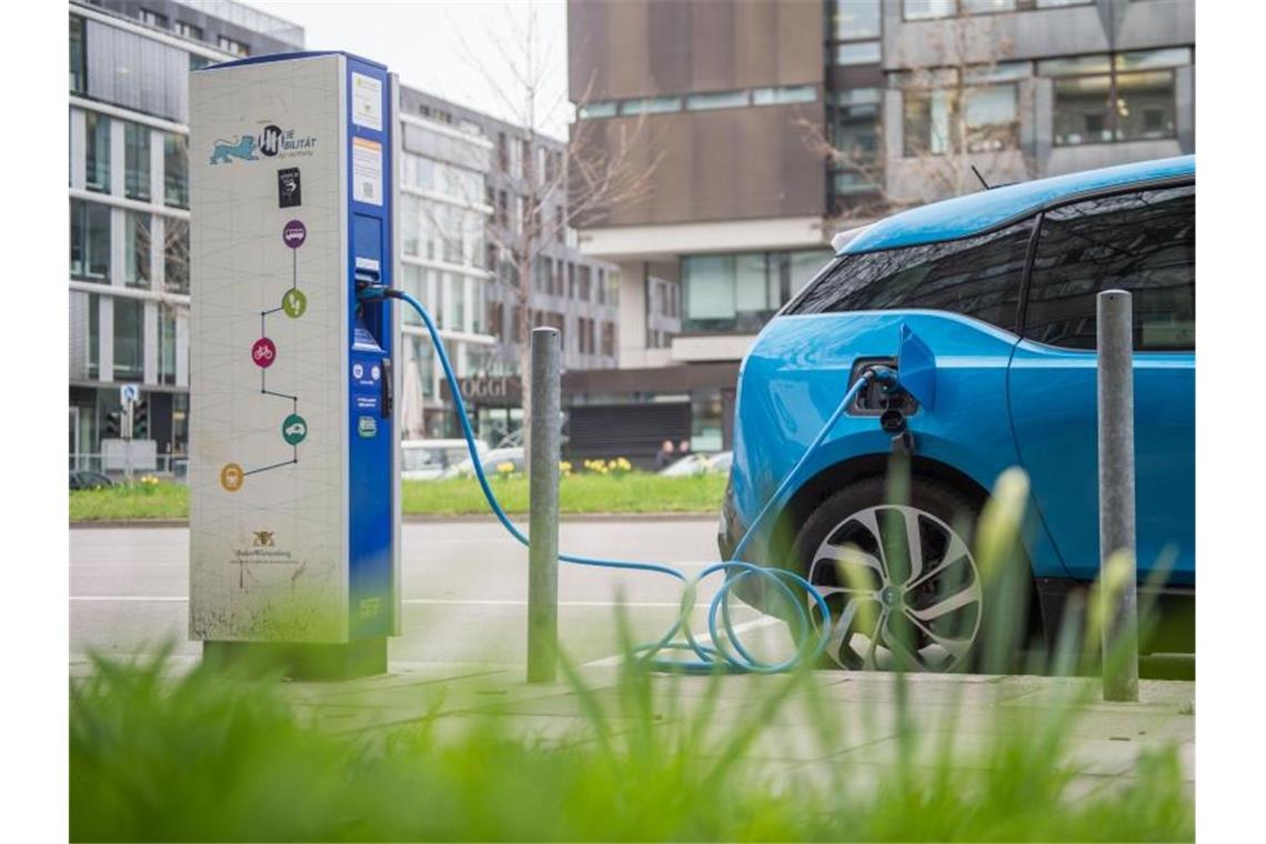 Deutlicher Zuwachs bei Ladesäulen für Elektroautos Ein Elektroauto lädt in Stuttgart an einer Stromtankstelle. Foto: Lino Mirgeler/dpa/Archivbild