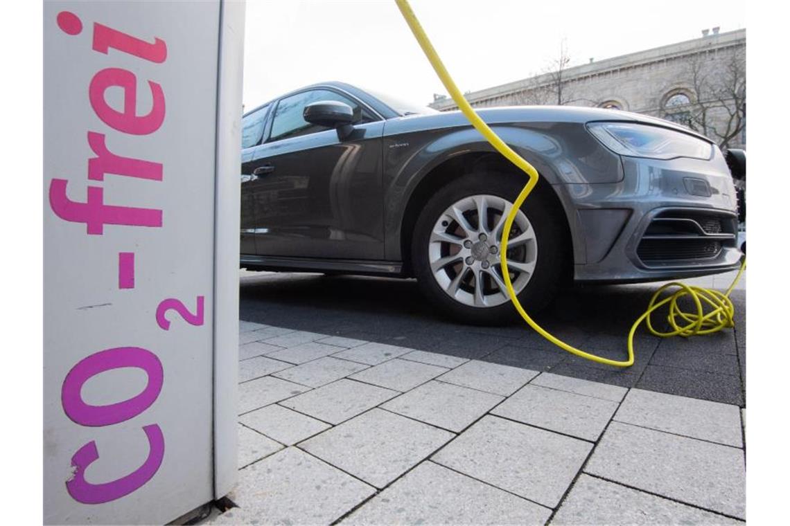 Ein Elektroauto von Audi wird mit einem Kabel an einer E-Ladesäule aufgeladen. Foto: Julian Stratenschulte/dpa