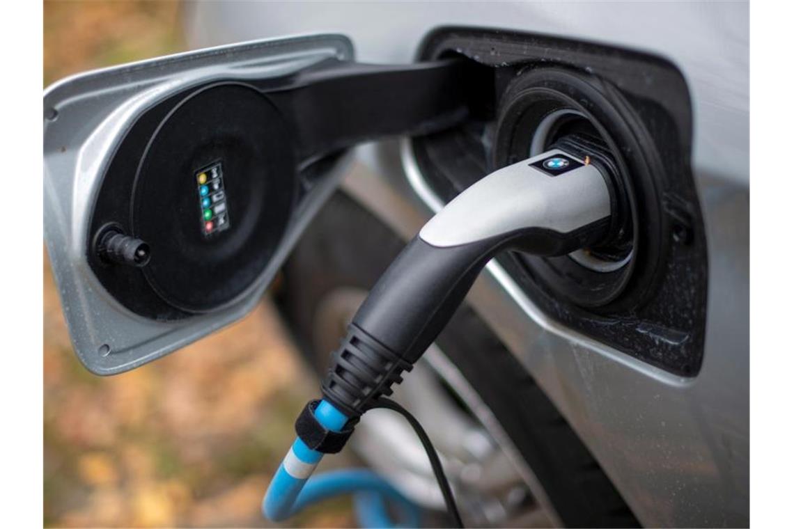 Ein Elektroauto von BMW wird an einer Ladesäule geladen. Foto: Monika Skolimowska/dpa-Zentralbild/dpa