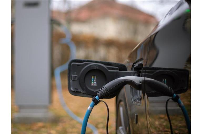 Ein Elektroauto wird an einer Ladesäule geladen. Foto: Monika Skolimowska/dpa-Zentralbild/dpa/Archivbild