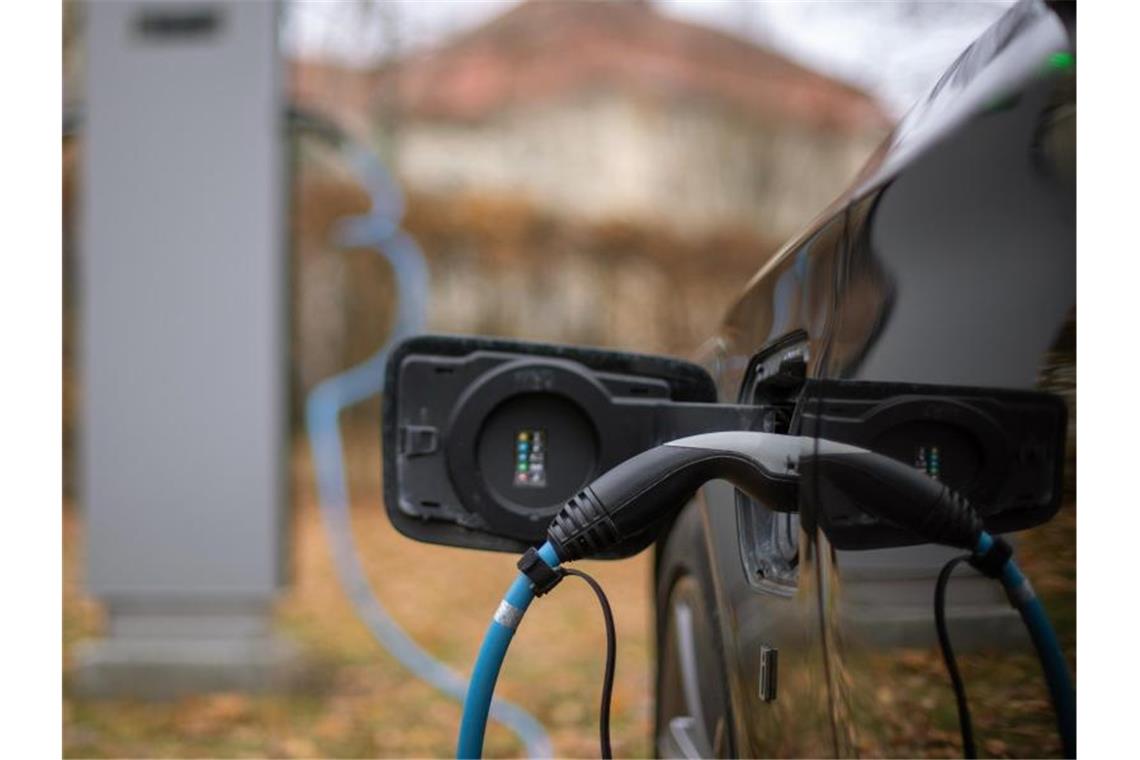 Schnellladenetz für E-Autos soll ausgebaut werden Ein Elektroauto wird an einer Ladesäule geladen. Foto: Monika Skolimowska/dpa-Zentralbild/dpa
