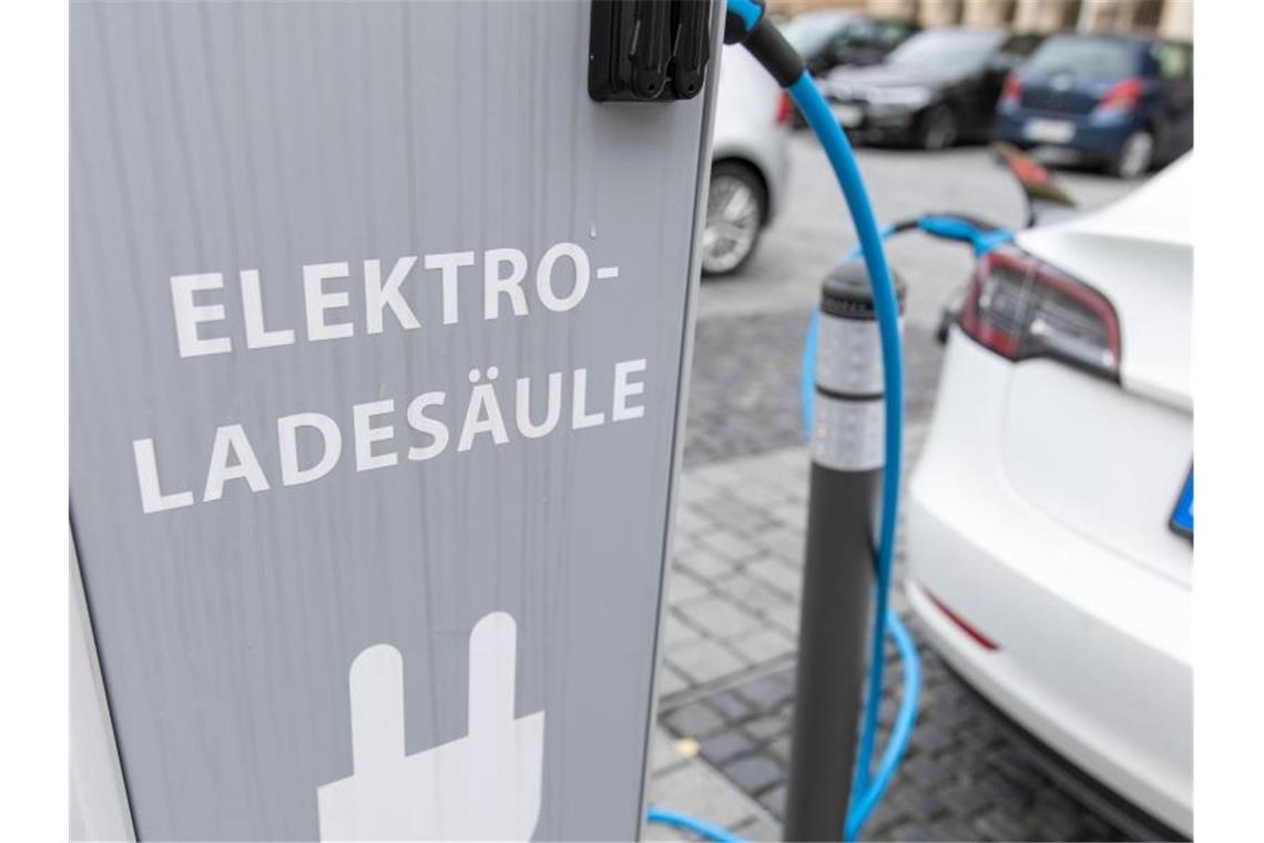 Flächendeckendes Ladesäulen-Netz für Elektroautos ist fertig Ein Elektroauto wird an einer Ladesäule geladen. Foto: Friso Gentsch/dpa/Archivbild