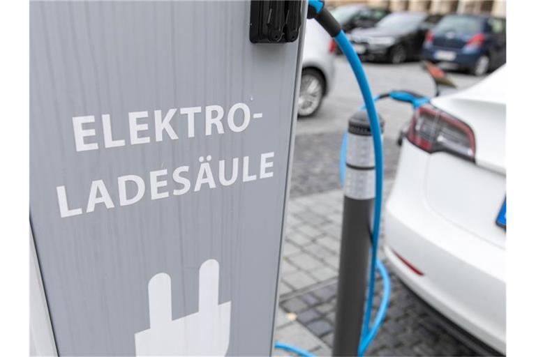 Ein Elektroauto wird an einer Ladesäule geladen. Foto: Friso Gentsch/dpa/Archivbild