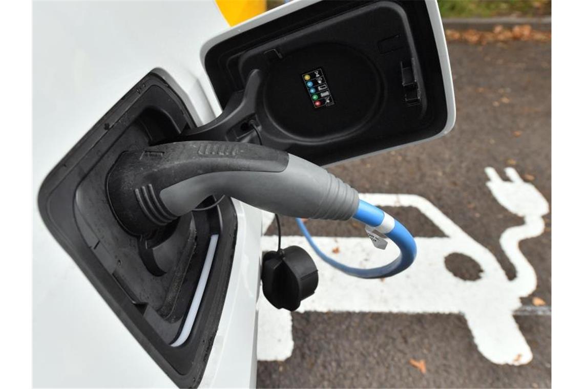 Ein Elektroauto wird an einer Ladestation aufgeladen. Das Kabinett hat ein milliardenschweres Steuerpaket zur Förderung der Elektromobilität auf den Weg gebracht. Foto: Hendrik Schmidt