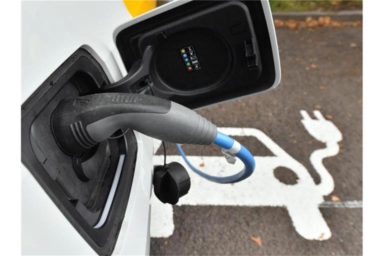 Ein Elektroauto wird an einer Ladestation aufgeladen. Foto: Hendrik Schmidt/ZB/Illustration