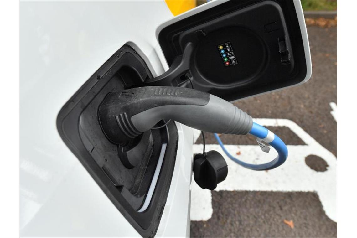 Mehr Tempo bei Ladestationen für E-Autos gefordert Ein Elektroauto wird an einer Ladestation aufgeladen. Foto: Hendrik Schmidt