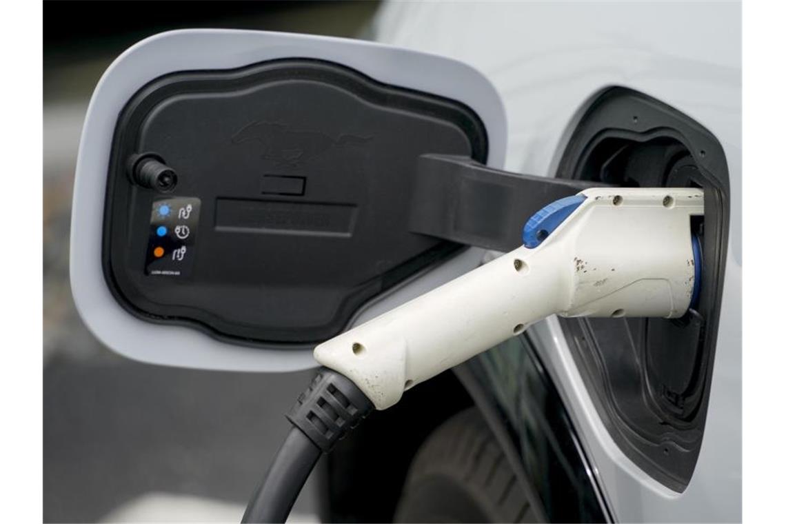 Südwesten kurbelt Elektromobilität an Ein Elektroauto wird aufgeladen. Foto: Keith Srakocic/AP/dpa/Symbolbild