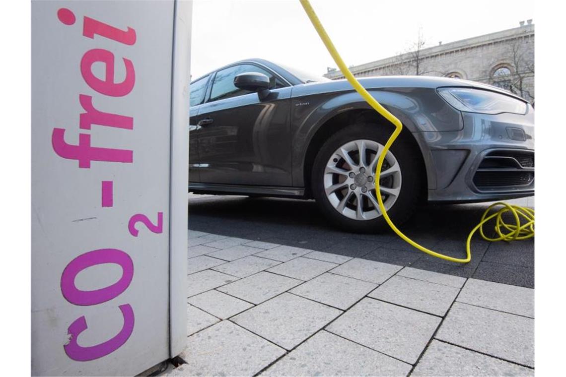 Ein Elektroauto wird mit einem Kabel an einer E-Ladesäule aufgeladen. Foto: Julian Stratenschulte/dpa
