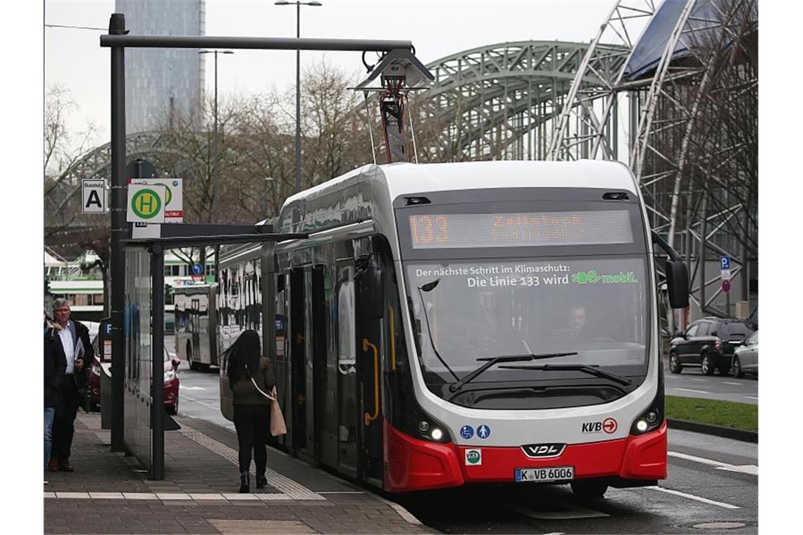 Ein Elektrobus der Kölner Verkehsbetriebe (KVB) wird an einer Haltestelle aufgeladen. Foto: Oliver Berg