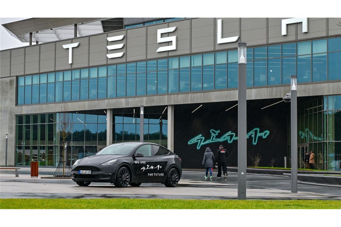 Ein Elektrofahrzeug vom Typ Tesla Model Y steht vor der Tesla Gigafactory Berlin-Brandenburg.