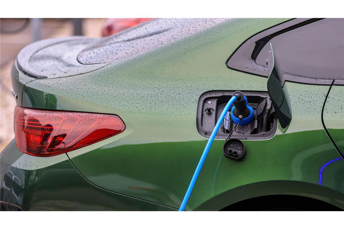 Ein Elektrofahrzeug von BMW lädt an einer Ladesäule.