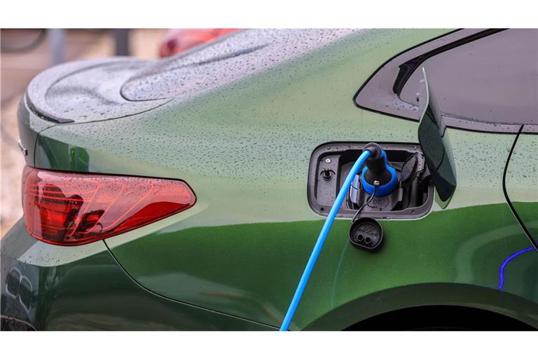 Ein Elektrofahrzeug von BMW lädt an einer Ladesäule.