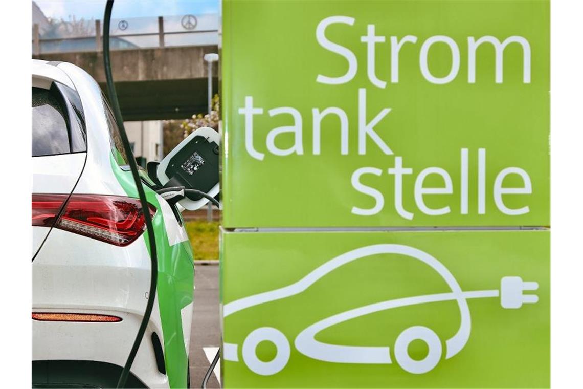 Künftige Kaufanreize für E-Autos Ein Elektrofahrzeug wird an einer Stromtankstelle auf einem Pendler-Parkplatz am Bahnhof in Wickede aufgeladen. Foto: Andreas Dunker/dpa