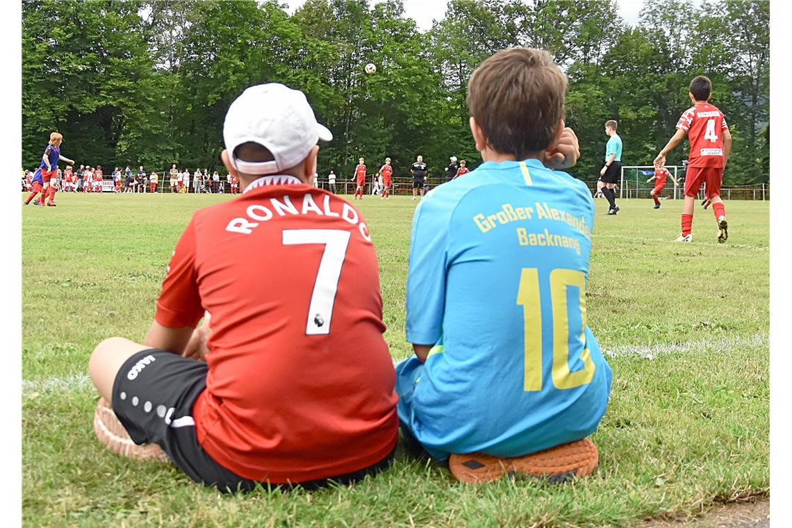 Ein EM-Star und ein Backnanger Spielmacher beobachten vom Spielfeldrand das Gesc...