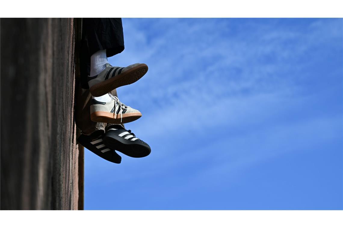 Sneaker hoch im Kurs - Kein Ende des Booms in Sicht Ein Ende beim Sneaker-Trend ist aus Expertensicht nicht zu erwarten. (Symbolbild)