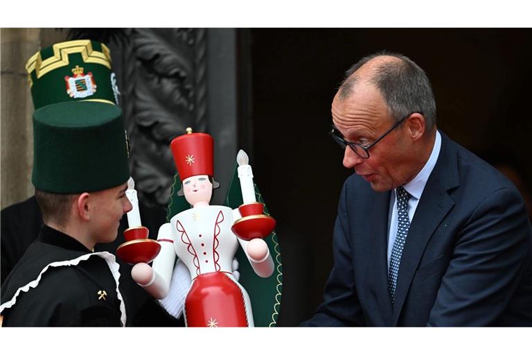 Bilder des Tages Ein Engel für den Bundeskanzler