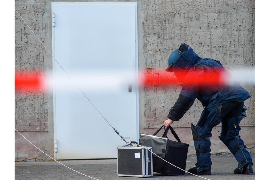 Munitionsaffäre erschüttert Sachsens Polizei Ein Entschärfer der Abteilung für Unkonventionelle Spreng- und Brandvorrichtungen des Landeskriminalamtes (LKA). (Archivbild). Foto: Klaus-Dietmar Gabbert/dpa-Zentralbild/ZB