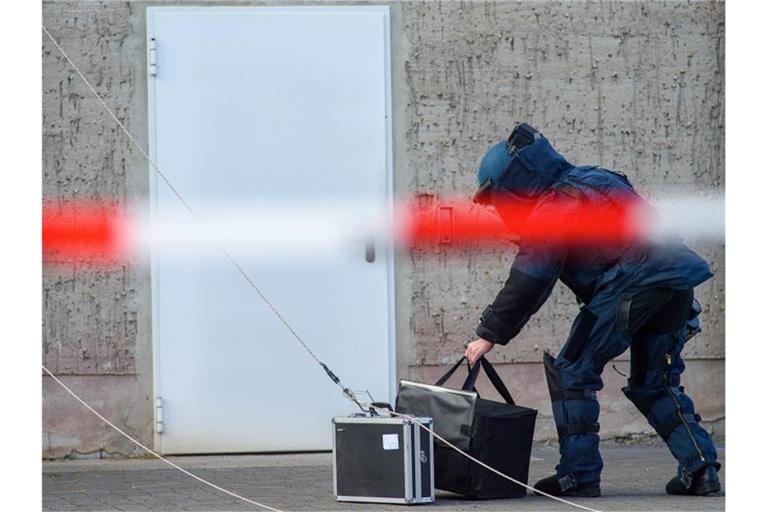 Ein Entschärfer der Abteilung für Unkonventionelle Spreng- und Brandvorrichtungen des Landeskriminalamtes (LKA). (Archivbild). Foto: Klaus-Dietmar Gabbert/dpa-Zentralbild/ZB