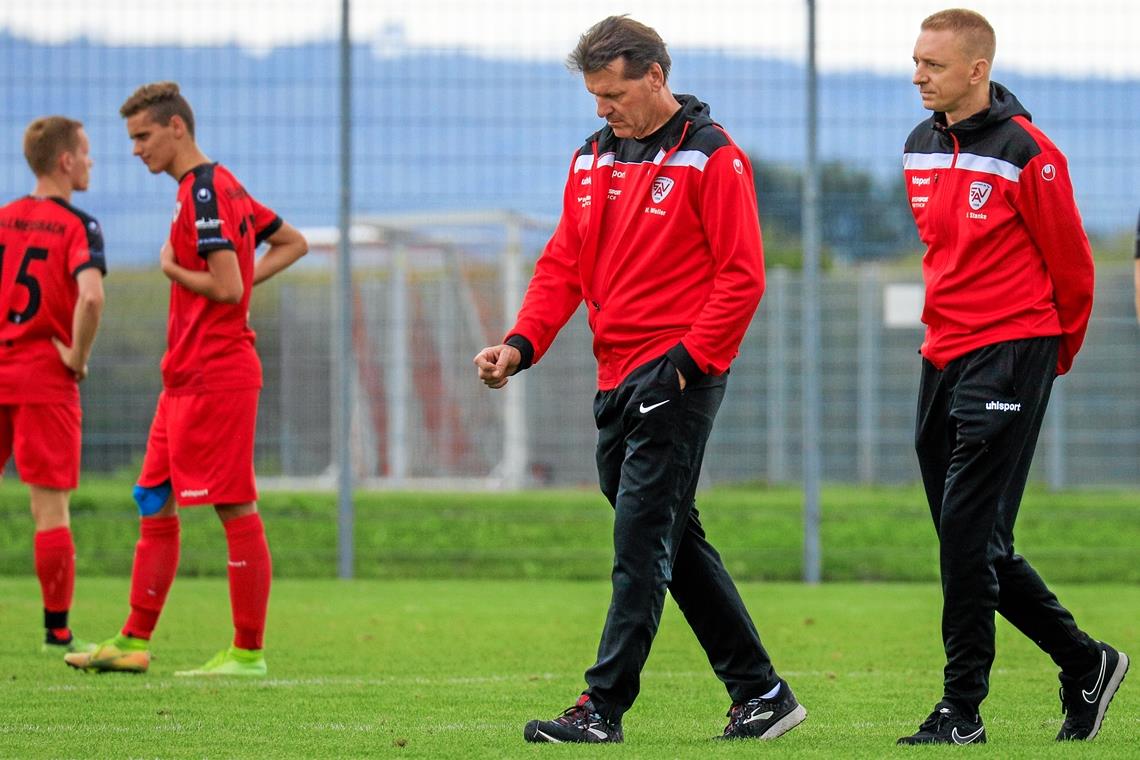 Jede zweite Woche ein Coronatest Ein erfolgreiches Gespann: Martin Weller (links) und Johannes Stanke. Weller tauscht im Sommer nun aber den Trainerstuhl mit dem Funktionärssessel. Sein Partner Stanke bleibt als SVA-Coach am Ball und hofft, mit seinen Fußballern den Rasen möglichst rasch wieder betreten zu dürfen. Foto: A. Becher