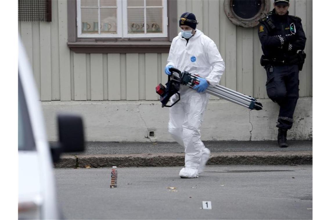 Bogenangriff in Norwegen: Polizei schließt Terror nicht aus Ein Ermittler der Spurensicherung verlässt ein Gebäude, das nach der Gewalttat durch einen Polizisten gesichert wird. Foto: Terje Bendiksby/dpa
