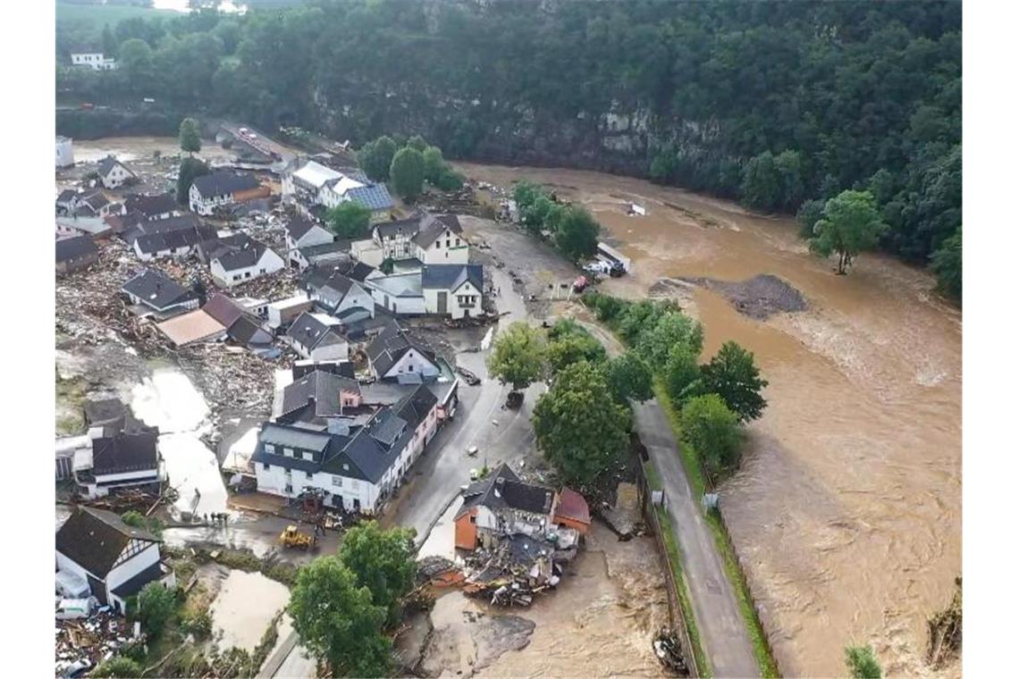 Ein erster Eindruck aus dem vom Hochwasser besonders stark betroffenen Ort Schuld bei Adenau. Foto: Christoph Reichwein/TNN/dpa