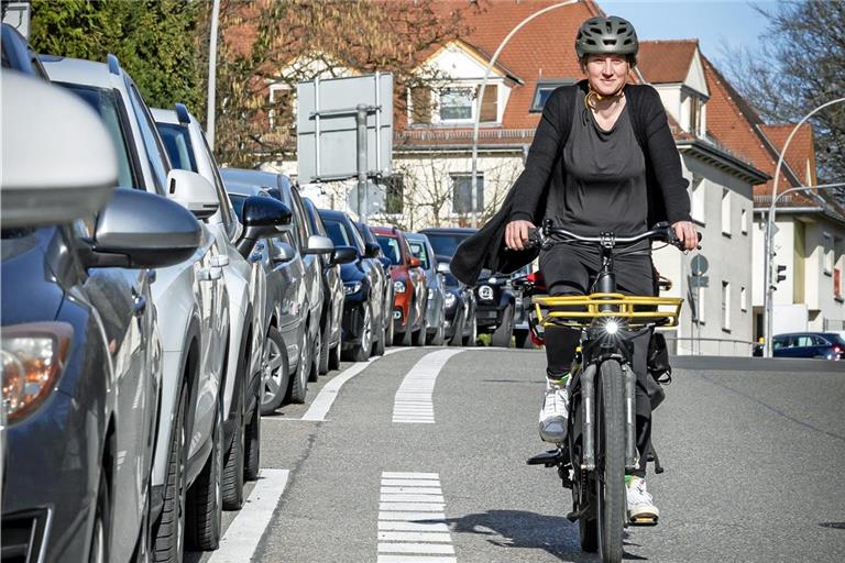 Ein erster Erfolg für Mobilitätsplanerin Alice Pfeifer: Trennstreifen schützen neuerdings in der Aspacher Straße Radfahrer vor sich öffnenden Autotüren. Foto: Alexander Becher