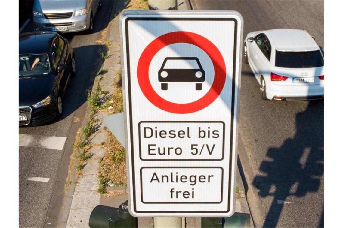 Ein erster von vielen kleinen Schritten: Fahrverbotsschild für Diesel-Fahrzeuge bis Euro5 in Hamburg. Foto: Daniel Bockwoldt