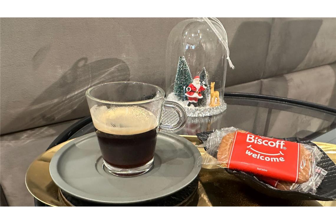 Ein Espresso und ein Karamellkeks dazu. So wird das serviert - hier in einem Berliner Friseursalon. (Archivbild)