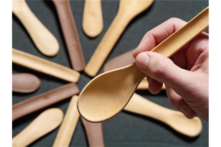 Ein essbarer Löffel des Göttinger Start-Up-Unternehmens "Kulero". Foto: Swen Pförtner/dpa