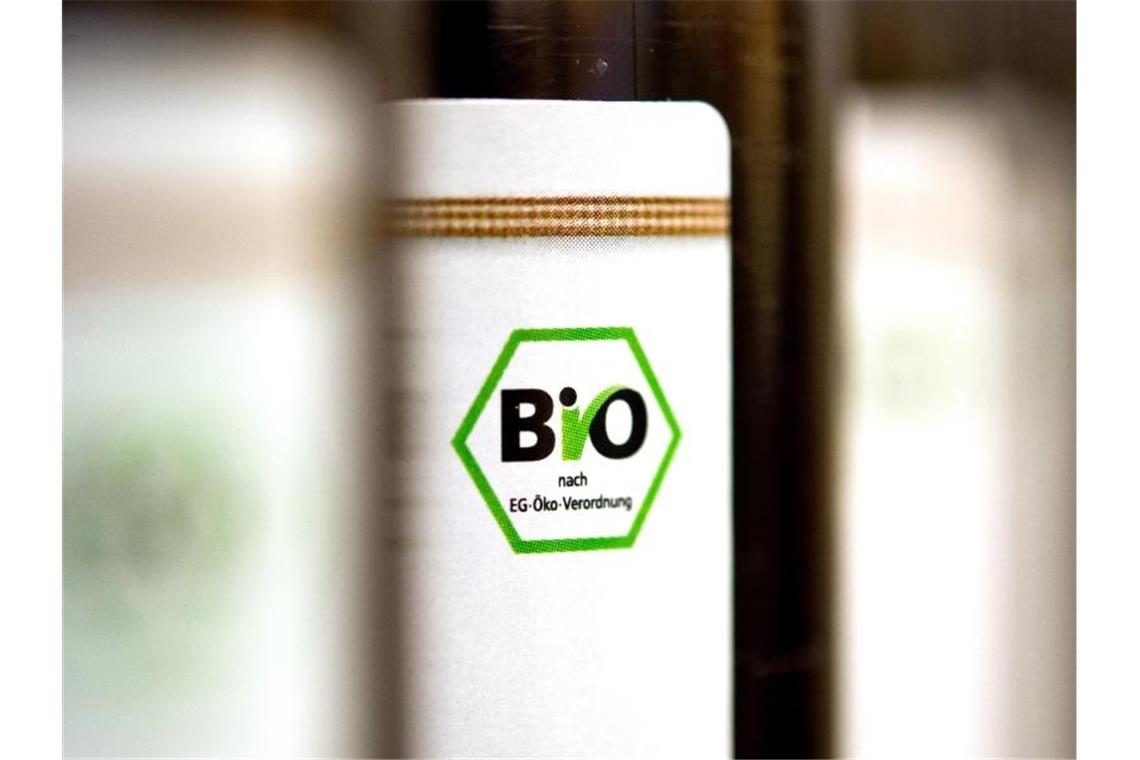 Hauk: Angebot und Nachfrage nach Öko-Lebensmitteln nehmen zu Ein Etikett mit der Aufschrift „Bio nach EG-Öko-Verordnung“. Foto: Daniel Naupold/Archivbild
