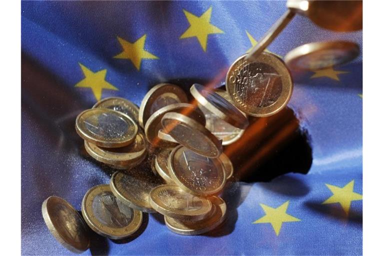 Ein-Euro-Münzen auf einer Europafahne. Die Inflation im Euroraum ist weiter auf dem Rückzug. Foto: picture alliance / dpa