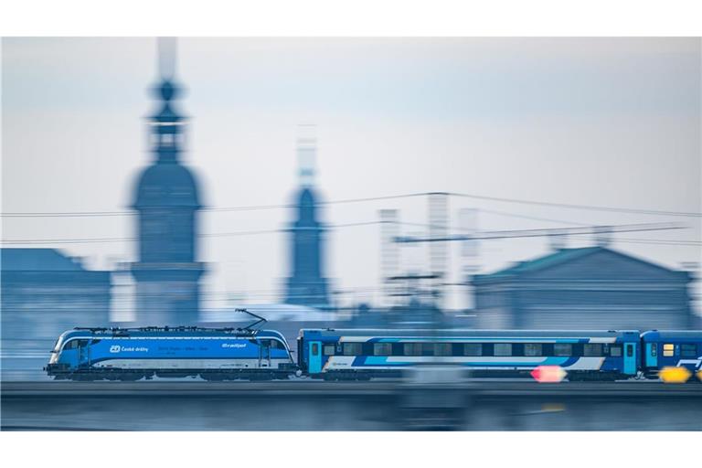 Ein Eurocity-Zug fährt durch Dresden. In einem Teil der Züge wird es weiterhin die beliebten Speisewagen mit frisch gekochtem Essen geben. (Archivbild)