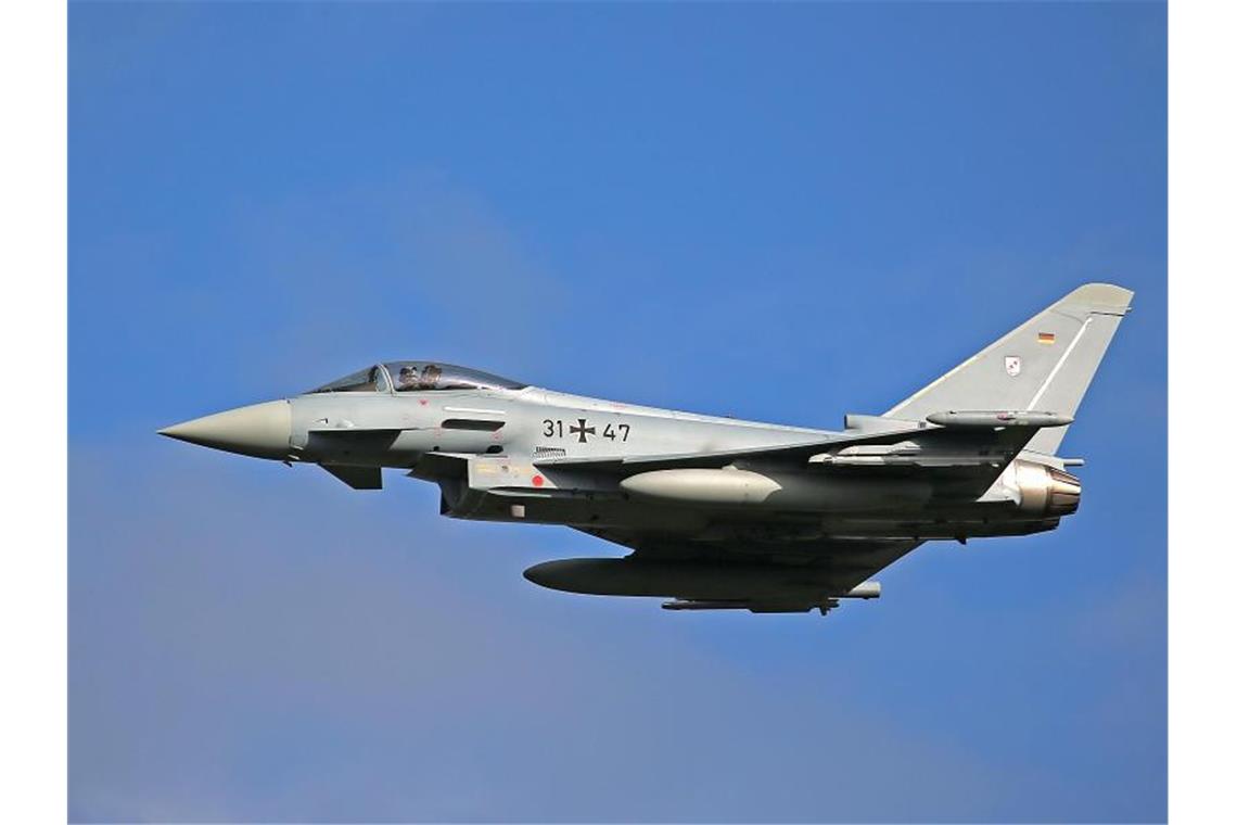 Ein Eurofighter des Taktischen Luftwaffengeschwarder 31 fliegt eine Übung. Foto: Oliver Berg/dpa