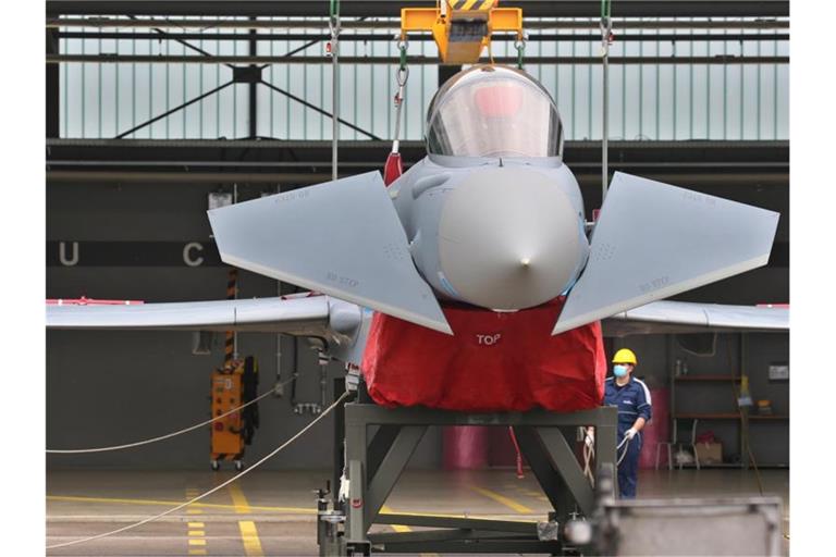 Ein Eurofighter in einem bayerischen Fliegerhorst. FCAS soll das neue Luftkampfsystem werden und die bisherigen Kampfjets ablösen. Foto: Karl-Josef Hildenbrand/dpa