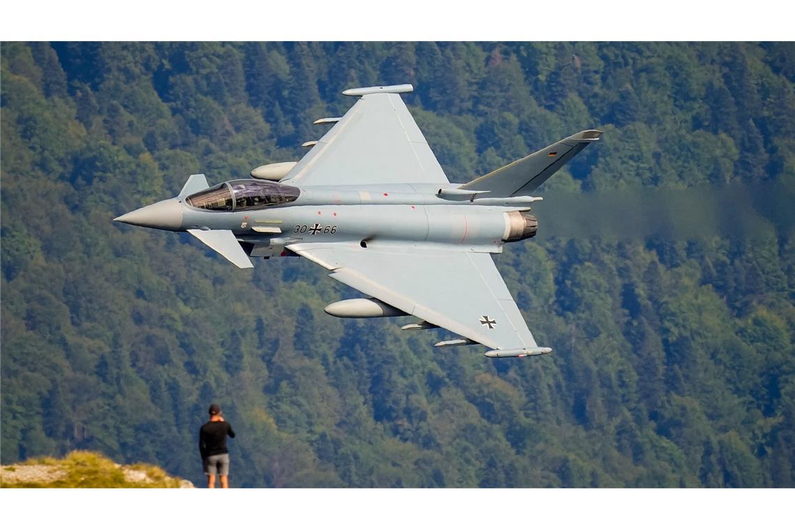 Bilder des Tages Ein Eurofighter Typhoon der deutschen Luftwaffe fliegt während einer militärischen und akrobatischen Flugshow in der Nähe des Heldenkreuzes auf dem Caraiman-Gipfel in Rumänien.