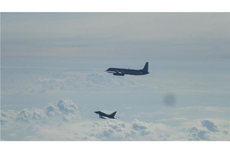 Ein Eurofighter (unten) und ein russisches Flugzeug fliegen über der Ostsee.