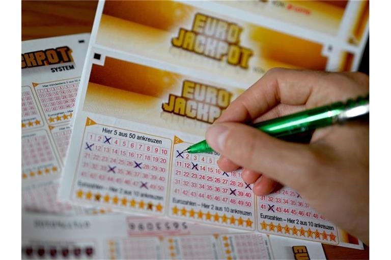 Ein Eurojackpot-Lotterieschein aus. Foto: Monika Skolimowska/dpa-Zentralbild/dpa