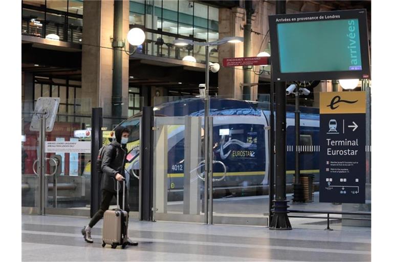 Ein Eurostar-Zug am Bahnhof Paris-Nord (französisch Paris Gare du Nord). Wegen der rasanten Ausbreitung der in Großbritannien entdeckten Variante des Coronavirus hat auch Frankreich die Grenzen zum Vereinigten Königreich geschlossen. Foto: Lewis Joly/AP/dpa