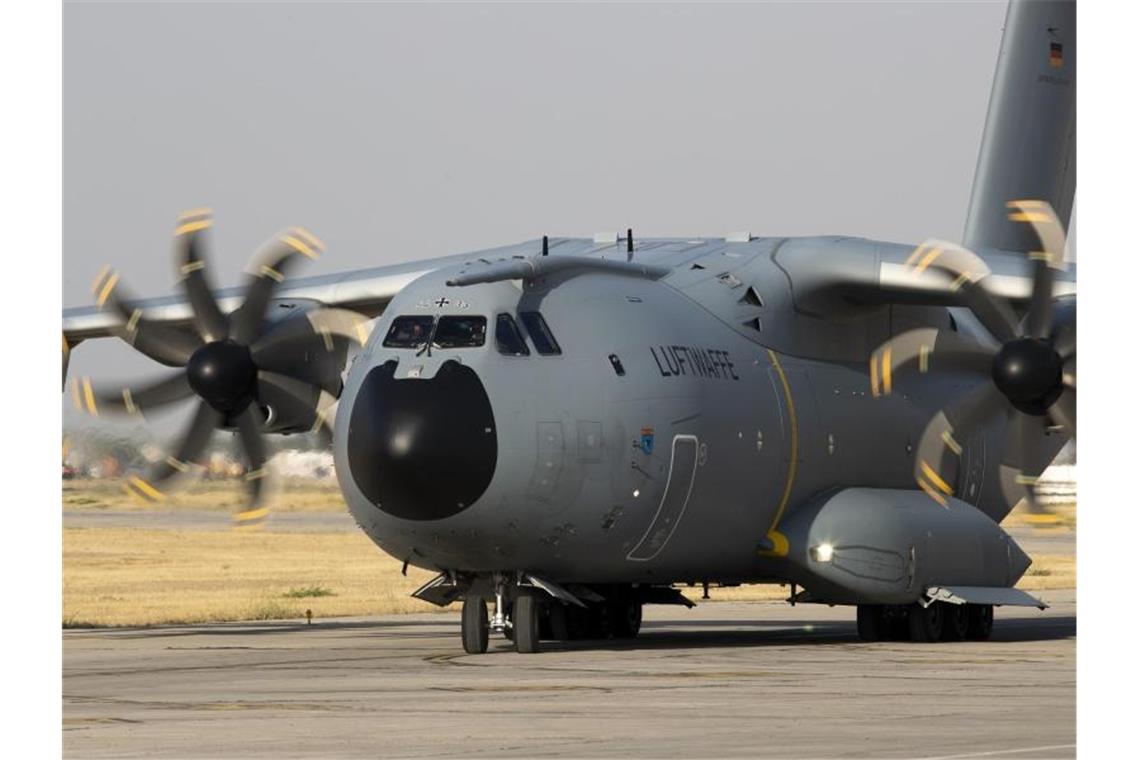 Ein Evakuierungsflugzeug der Bundeswehr aus Kabul erreicht den Flughafen im usbekischen Taschkent. Foto: Marc Tessensohn/Bundeswehr/dpa