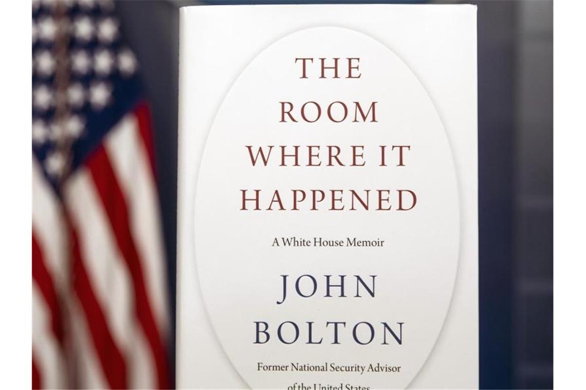 Ein Exemplar von „The Room Where It Happened“ des ehemaligen nationalen Sicherheitsberaters John Bolton steht im Weißen Haus. Foto: Alex Brandon/AP/dpa