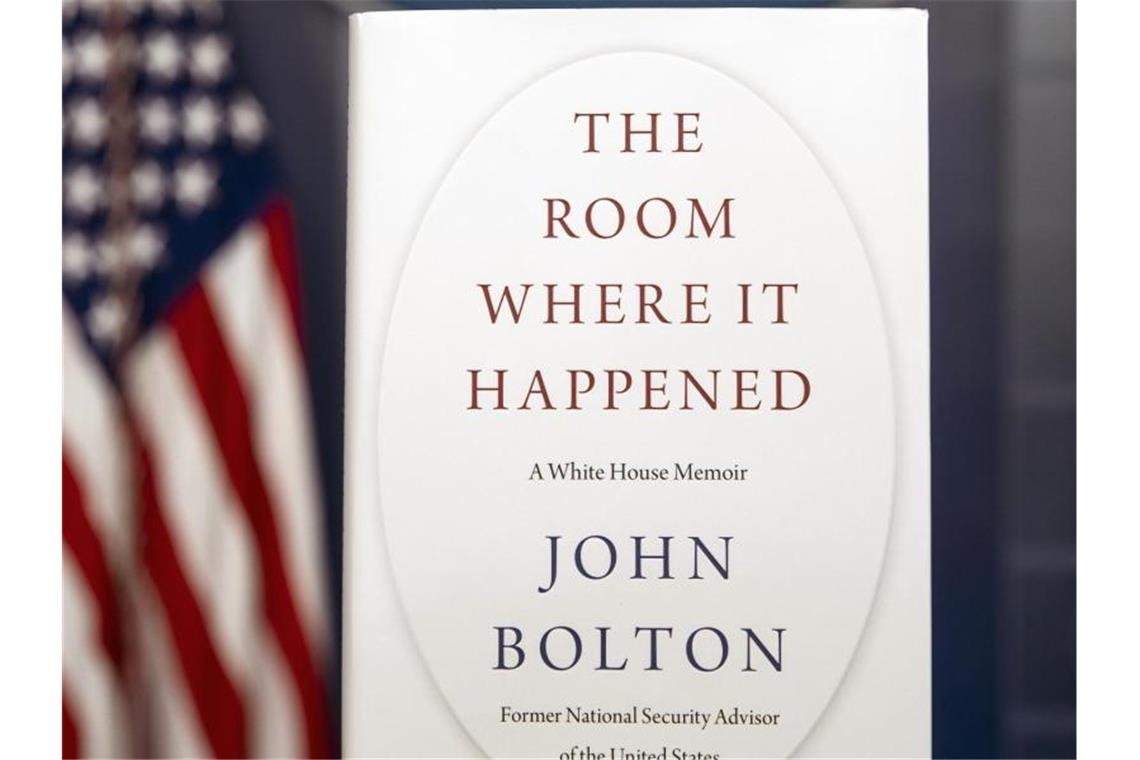 US-Gericht: Bolton-Buch über das Weiße Haus kann erscheinen Ein Exemplar von „The Room Where It Happened“ des ehemaligen nationalen Sicherheitsberaters John Bolton steht im Weißen Haus. Foto: Alex Brandon/AP/dpa