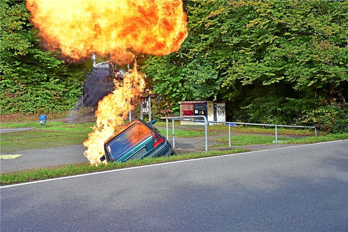 Ein explodierendes Fahrzeug setzt die Einsatzkräfte auf dem Parkplatz an der Arena unter Stress. Fotos: Tobias Sellmaier