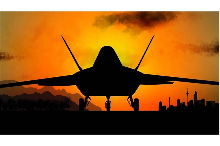 Ein F-117 A „Nighthawk“ Tarnkappenbomber im Abendrot.