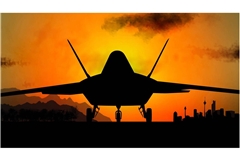 Ein F-117 A „Nighthawk“ Tarnkappenbomber im Abendrot.
