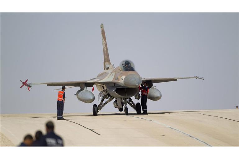 Ein F-16-Kampfflugzeug auf dem Militärflughafen bei Eilat in Israel. Die israelische Armee hat nach eigenen Angaben erneut Stellungen der pro-iranischen Hisbollah-Miliz in Syrien angegriffen.