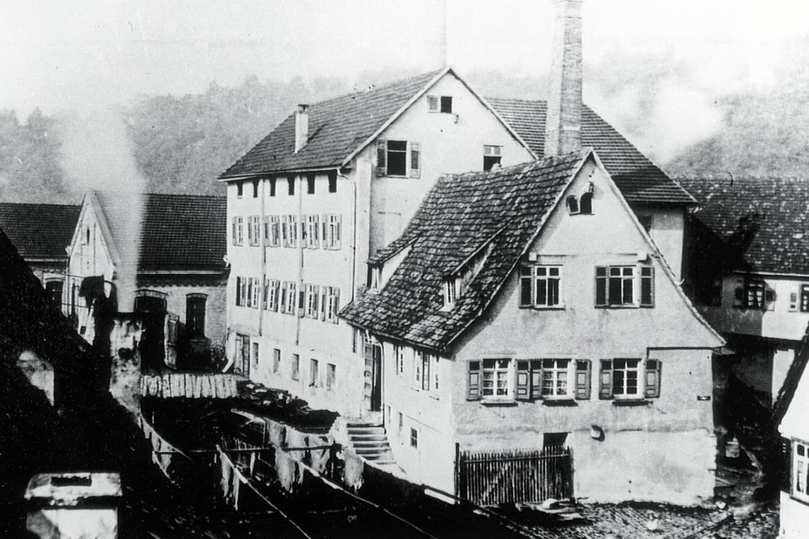 Ein Fabrikgebäude mit Trockenplatz für Leder 1892. In den 1930er-Jahren fielen die letzten traditionellen Gerberhäuser entlang der Murr der Erweiterung der Lederfabrik Kaess zum Opfer.