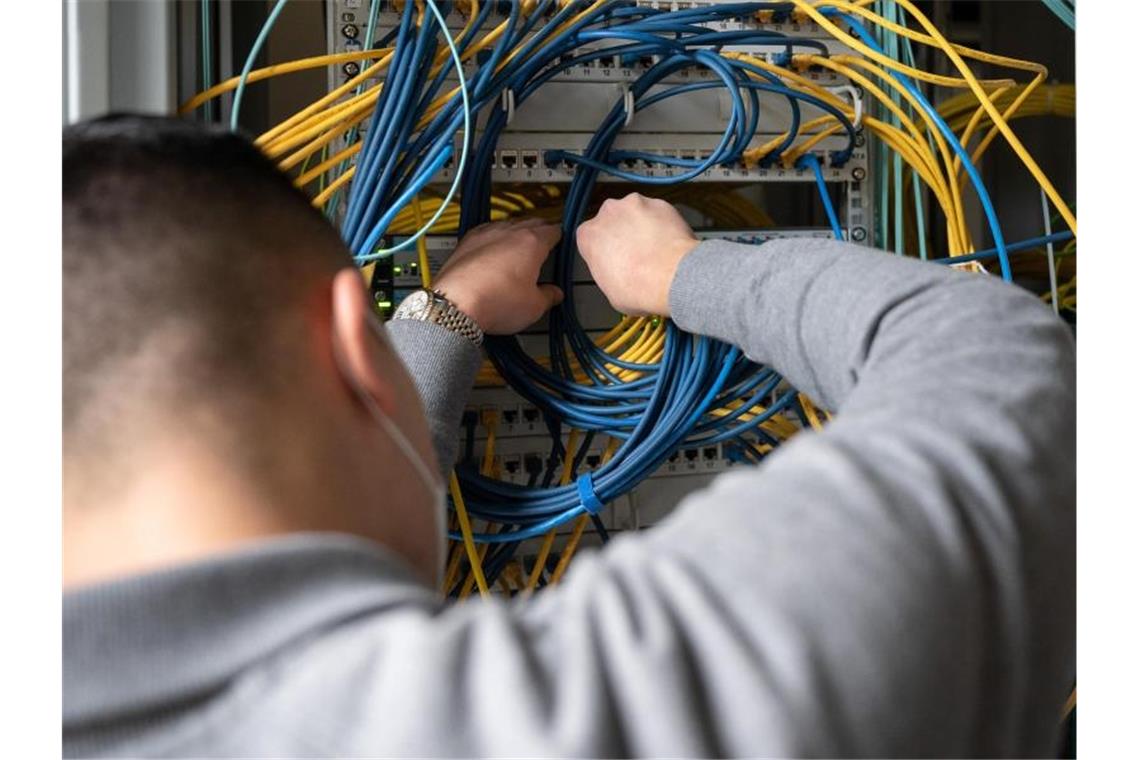 Ein Fachinformatiker in Ausbildung. Foto: Sebastian Gollnow/dpa